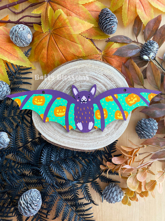 'Linus' hanging wooden bat