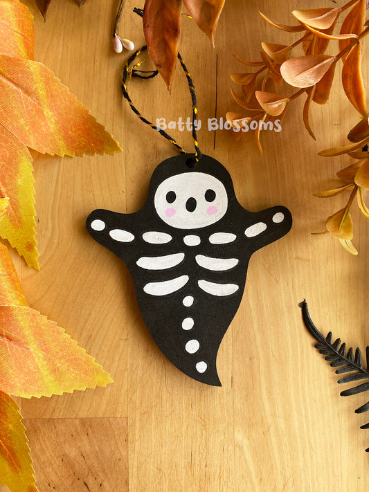 Skelly wooden ghost decoration