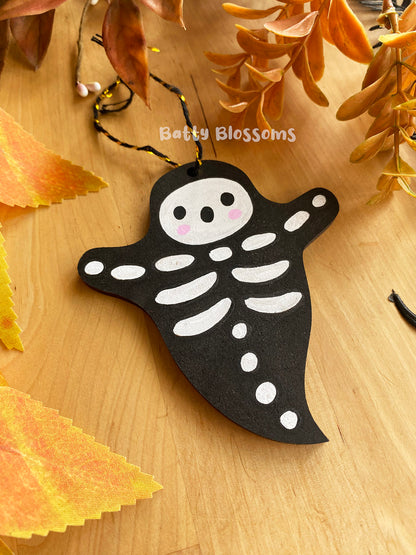 Skelly wooden ghost decoration