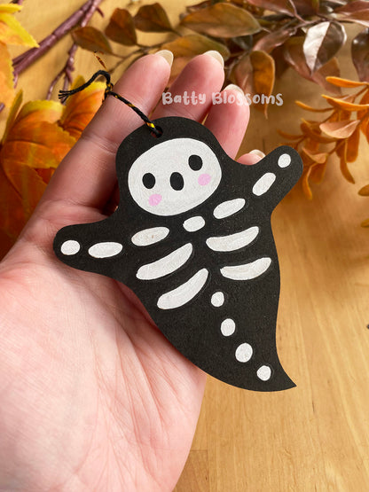 Skelly wooden ghost decoration